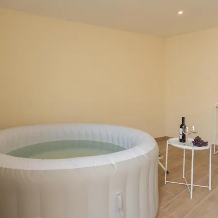 Spacious Duplex House - Jacuzzi & Terrace